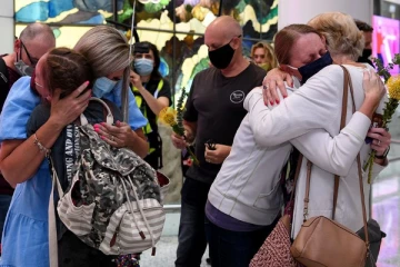 18 மாதங்களின் பின்னர்  திறக்கப்பட்ட எல்லை; கண்ணீருடன்  விமானநிலையத்தில் இணைந்த உறவுகள்