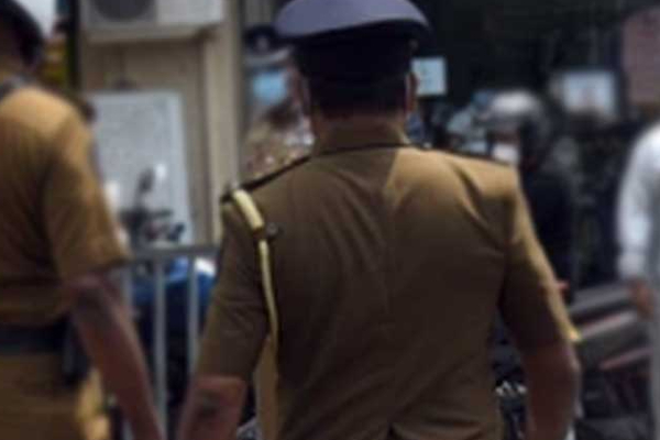 முச்சக்கரவண்டி மீது பொலிஸார் துப்பாக்கிச் சூடு! | Police Shot At The Tricycle