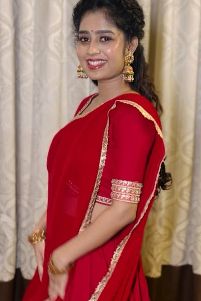 இலங்கை ஜனனி வெளியிட்ட புகைப்படம்... பாவடை தாவணியில் இப்படி யொரு அழகா? | Srilanka Janani Latest Photo With Red Dress இலங்கை ஜனனி வெளியிட்ட புகைப்படம்... பாவடை தாவணியில் இப்படி யொரு அழகா? | Srilanka Janani Latest Photo With Red Dress