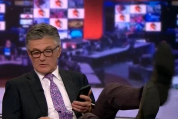 நேரலையில் காலை தூக்கிய பிபிசி நெறியாளர் : வைரலாகும் வீடியோ