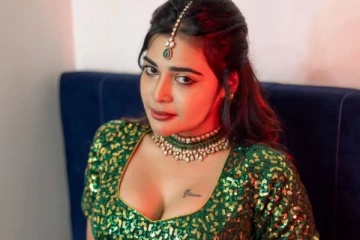 உச்சகட்ட கவர்ச்சி உடையில் நடிகை தர்ஷா குப்தா