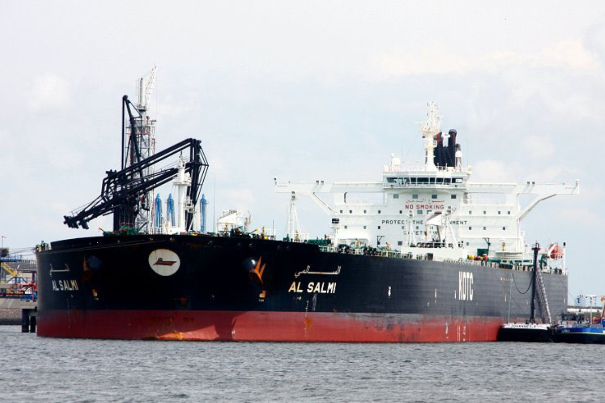 வெளிநாடொன்றின் மிகப்பெரிய எண்ணெய் கப்பலை தாக்கிய ஈரான்! | Iran Attacks Kuwait S Largest Crude Oil Tanker