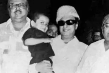 இந்த புகைப்படத்தில் எம்.ஜி.ஆர் தூக்கி வைத்திருக்கும் முன்னணி நடிகர் யார் தெரியுமா.. தெரிஞ்சா ஷாக் ஆகிடுவீங்க