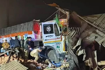 அதிவேகமாக வந்து உணவகத்திற்குள் புகுந்த லொறி! 4 பேர் உடல் நசுங்கி பலி