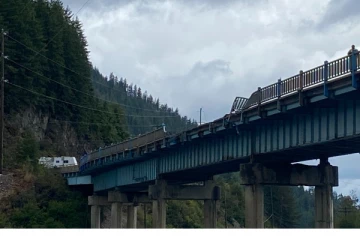 கனடாவில் பாலம் ஒன்றில் இடம்பெற்ற கோர விபத்து! ஒருவர் மாயம்