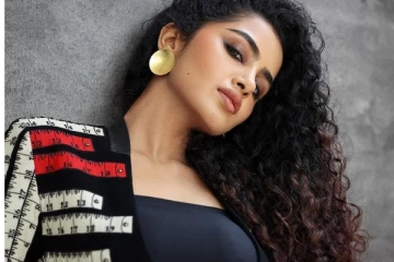 முரட்டு போஸ் கொடுத்து புகைப்படங்களை வெளியிட்ட தனுஷ் பட நடிகை.. ஷாக்காகும் ரசிகர்கள்