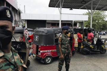 எரிபொருள் வரிசையில் காத்திருப்போரின் தாகத்தை தனித்த இராணுவம்!