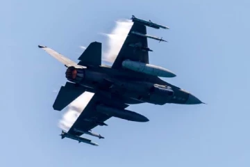 நடுவானில் இருந்து விழுந்த F-16 ரக போர் விமானம்: உயிர் தப்பினாரா விமானி?