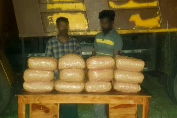 கடற்படையின் அதிரடி முற்றுகையில் மீட்கப்பட்ட பொதிகள்!