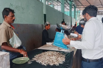 யாழில் மீன் சந்தை வியாபாரிகளுக்கு எதிராக சட்ட நடவடிக்கை(Photos)