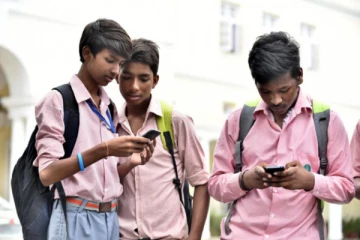 பள்ளி மாணவர்கள் சாட் செய்யவே செல்போனை பயன்படுத்துகின்றனர் வெளியான அதிர்ச்சி தகவல்!