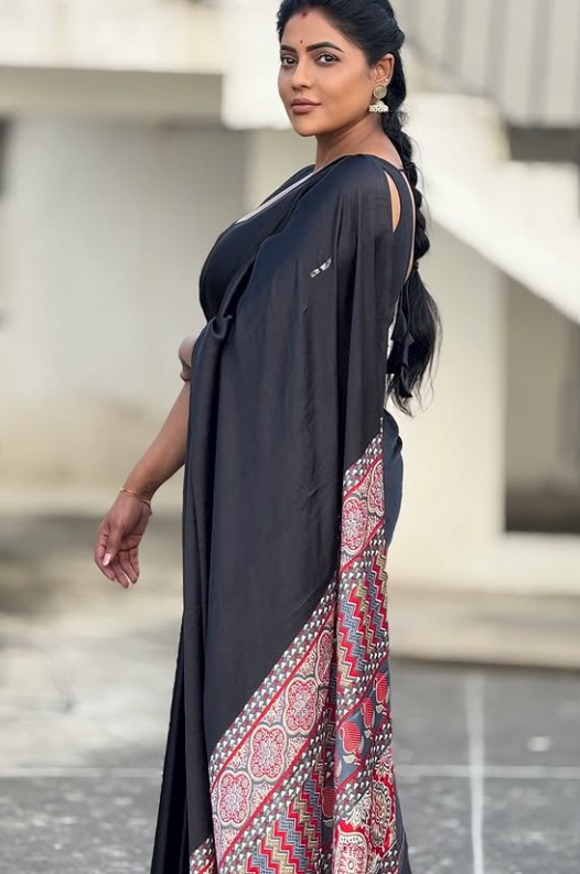 புடவையில் விதவிதமான போஸ் கொடுத்து மயக்கும் சீரியல் நடிகை ரேஷ்மா பசுபுலேட்டி போட்டோஸ் 6 Gallery