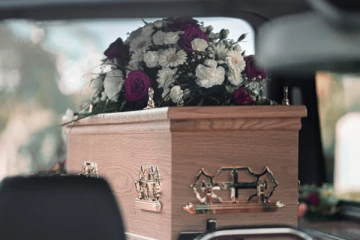 மரண வீட்டில் அரசியல் நுழைந்ததால் களேபரம்; வீதியில் குவிந்த மக்கள்