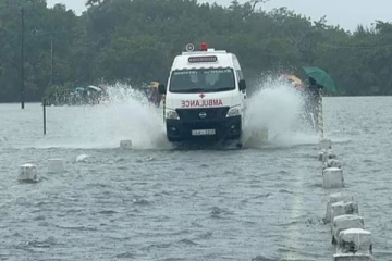 வட்டுவாகல் பால பிரதான வீதி போக்குவரத்து நிறுத்தம்