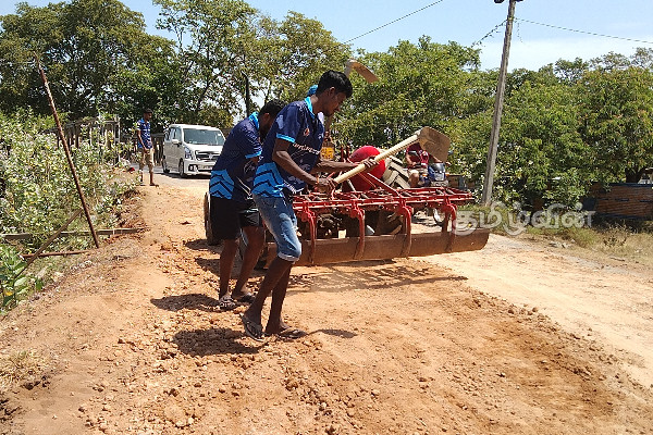 கிளிநொச்சியில் பாதையை புனரமைக்க ஒன்று திரண்ட இளைஞர்கள் | Youth Gathered Repair The Road In Kilinochchi