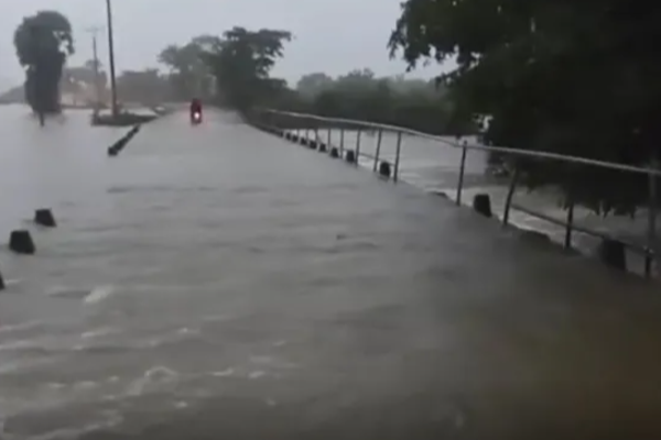 மட்டக்களப்பில் கடும் மழை; கிரான் பாலத்தினை ஊடறுத்து பாயும் வெள்ளம் | Floods Overflowing The Batticaloa Grand Bridge