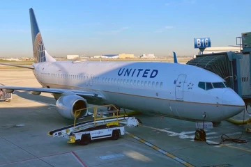 விமானத்தின் அவசர வெளியேற்ற கதவினை திறந்து இறக்கை வழியாக நடந்த நபர்