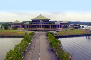 අද පාර්ලිමේන්තුවට හොරෙන් ඇතුළු වෙන්න ගියා කාන්තාවකට සිදු වූ දේ..