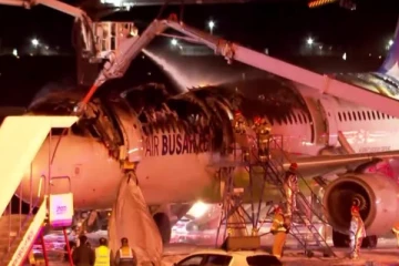 பயணிகள் விமானமொன்று தீப்பிடித்ததில் அவசரமாக வெளியேற்றப்பட்ட 176 பேர்