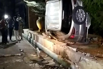 වාහන හතරක් ගැටී බිහිසුණු රිය අනතුරක්... අයෙක් මියයයි..