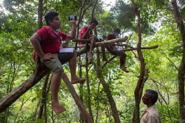 இலங்கையில் இணையவழி கல்வி - சவால்களுக்கு மத்தியில் மாணவர்கள்