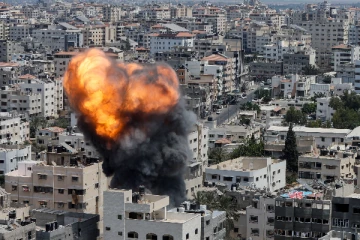 மத்திய காசாவில் அடுக்குமாடி குடியிருப்பு மீது குண்டு வீசிய இஸ்ரேல்