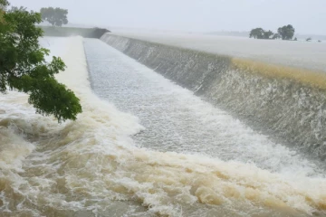 கிளிநொச்சி மக்களுக்கு அவசர எச்சரிக்கை; வான் பாயும் குளங்கள்!