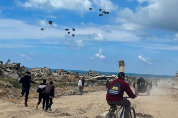 காசா போர் ; பரசூட் மூலம் மக்களுக்கு நிவாரணம்