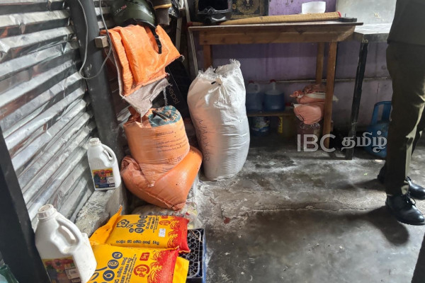 மன்னாரில் சுகாதார சீர்கேட்டுடன் இயங்கிய உணவகங்கள்: எடுக்கப்பட்ட நடவடிக்கை | Unsanitary Eateries Raided In Mannar