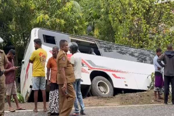 எட்டியாந்தோட்டையில் பேருந்து விபத்து : ஒருவர் பலி! நால்வர் வைத்தியசாலையில் அனுமதி | Hatton Colombo Road Bus Accident One Death