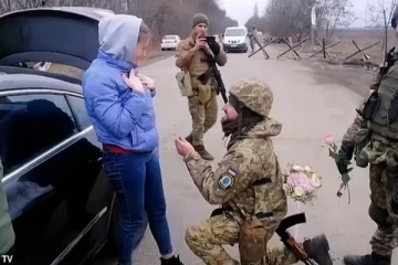 உக்ரைனில் இளம்பெண்ணின் காரை நிறுத்தி சோதனையிட்ட இராணுவ வீரர்கள்: பின்னர் நடந்த எதிர்பாராத ஆச்சரியம்