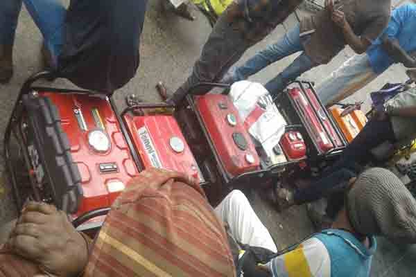 வாகனங்களை தொடர்ந்து வரிசைக்கு வந்த ஜெனரேட்டர்கள்! | The Generators That Followed The Vehicles