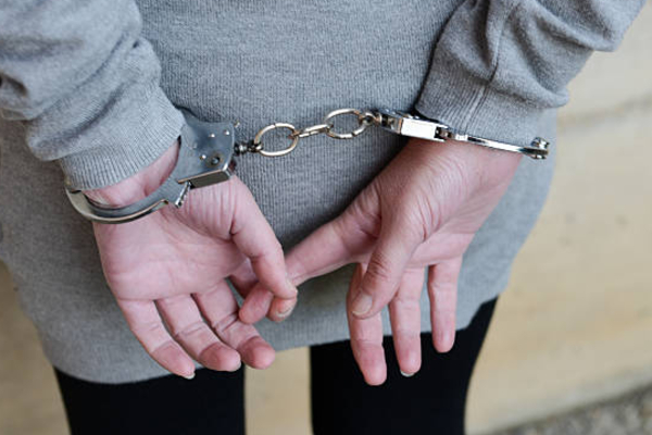 ஹெரோயின் போதைப்பொருளை வைத்திருந்த பெண் கைது | A Woman Was Arrested For Possessing Heroin