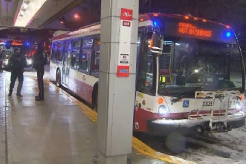 பேருந்துக்குள் இளைஞருக்கு நேர்ந்த துயரம்: கைதான சம வயது நபர்