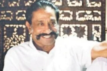 சிவாஜிக்கு பொன்னாடை அணிவித்து வணங்கும் ரஜினி, கமல்.. இதுவரை பலரும் பார்த்திராத புகைப்படம்