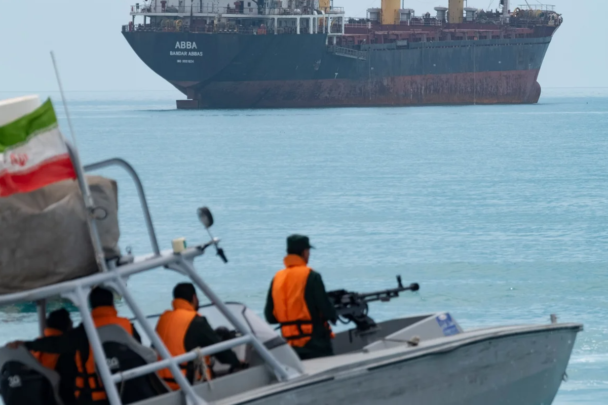 ஹோர்முஸ் நீரிணையில் கப்பல் மீது ஈரான் துப்பாக்கிச் சூடு | Iran Opens Fire On Ship In Strait Of Hormuz