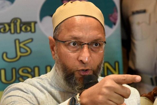 ஹிஜாப் அணிந்ததற்காக முஸ்லிம் பெண்களை எப்படி தனிமைப்படுத்தி வைக்கலாம்? - அசாதுதீன் ஓவைசி கேள்வி - தமிழ்நாடு