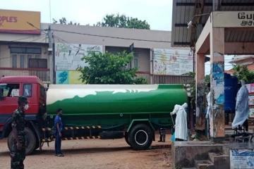 அச்சுவேலியில் இராணுவத்தினரால் கிருமித்தொற்று நீக்கும் பணி