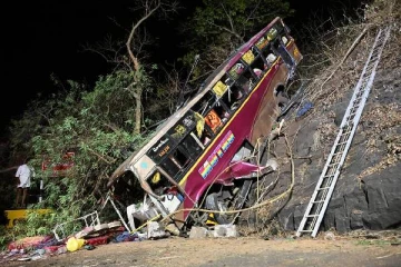 பயங்கர விபத்து; 50 அடி பள்ளத்தில் விழுந்த பேருந்து, 7 பேர் பலி - பதைபதைக்கும் சம்பவம்!