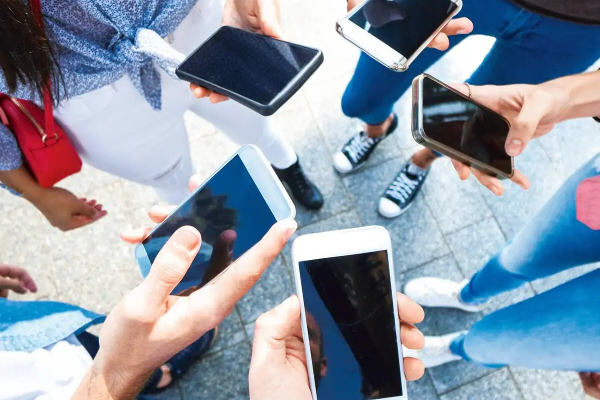 உறவுகளை பிரிக்கும் கைபேசிக்கு ஒரு இலட்சம் ரூபா வரி! | Insist On Rs 1 Lakh Tax On Mobile Phones