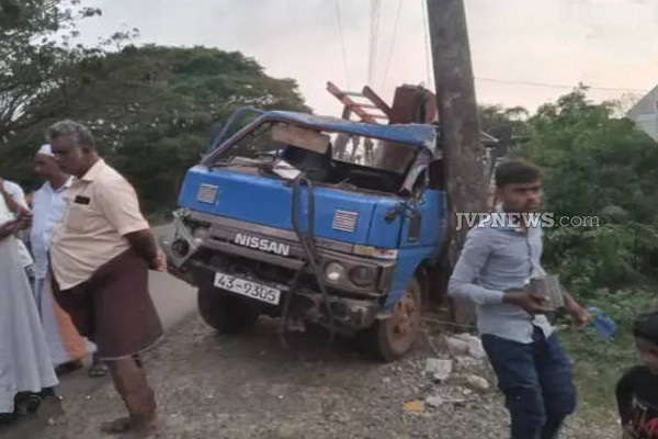 திருகோணமலையில் இடம்பெற்ற விபத்து: தெய்வாதீனமாக உயிர் தப்பிய பயணிகள் | Accident Trincomalee Passengers Escape Their Lives