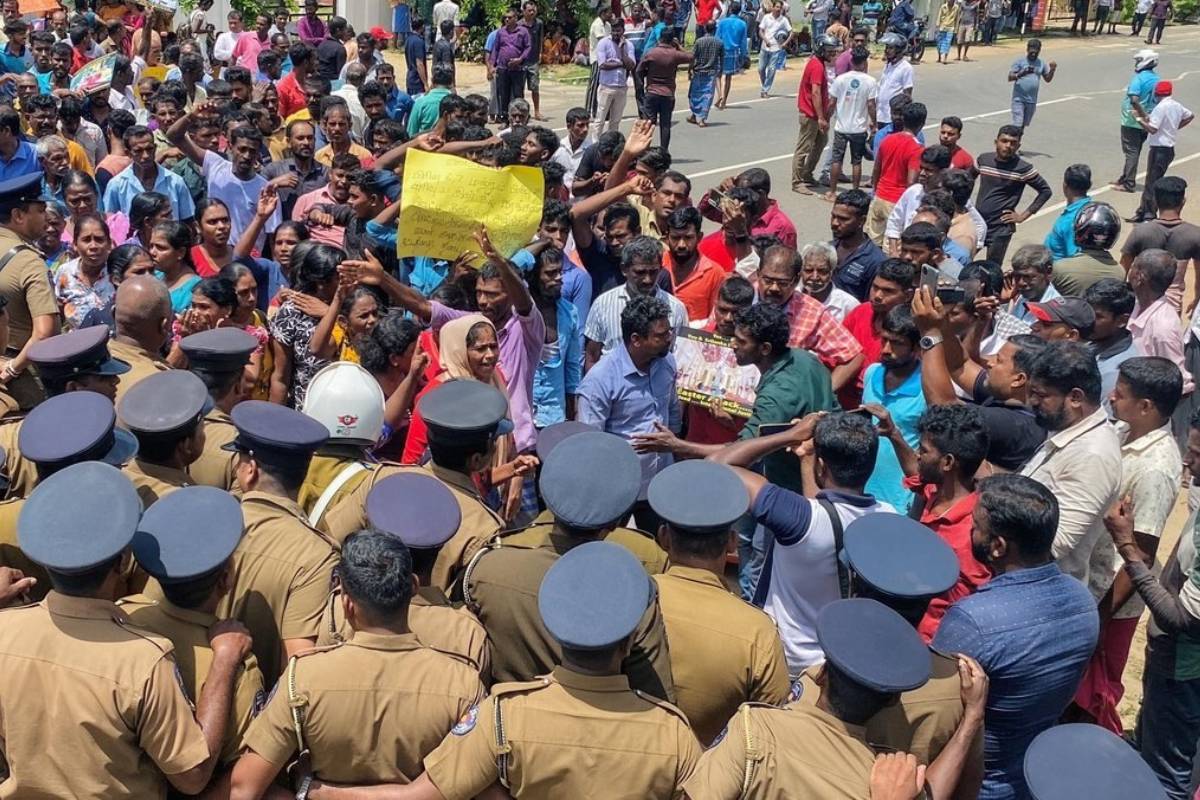 கந்தளாய் பகுதியில் வீதி புனரமைப்பில் ஏற்பட்ட சிக்கல் - எதிர்ப்பு தெரிவித்து மக்கள் போராட்டம் | People Protest Demanding A Paved Road