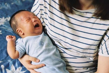 குழந்தையின் அழுகையை நிறுத்த தவியாய் தவிர்க்கீறீர்களா? இதோ டிப்ஸ்