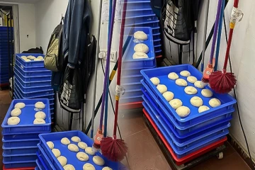 பீட்சா உண்பவரா நீங்க..அப்போ உஷார்..பீட்சா மாவு மீது கழிவறை சுத்தம் செய்யும் மாப் - வைரலாகும் புகைப்படம்