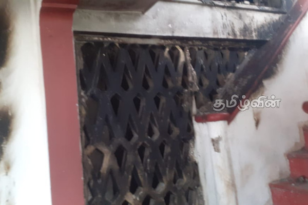 யாழில் திடீரென தீப்பற்றி எரிந்த தனியார் விருந்தினர் விடுதி(Photos) | Private Guest House Caught Fire In Jaffna
