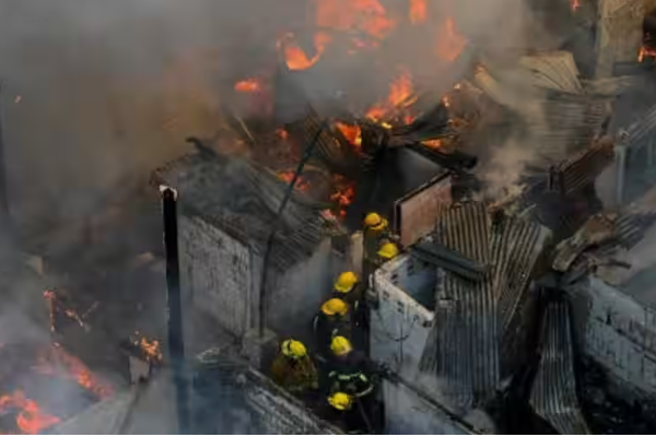 குடியிருப்பில் பயங்கர தீ விபத்து - கட்டிப்பிடித்த படி உயிரைவிட்ட குழந்தைகள்! | Philippines Fire Kills 7 Including 2 Year Old குடியிருப்பில் பயங்கர தீ விபத்து - கட்டிப்பிடித்த படி உயிரைவிட்ட குழந்தைகள்! | Philippines Fire Kills 7 Including 2 Year Old