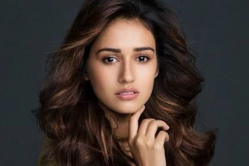 பாத்ரூமில் அரைகுறை ஆடையில் நடிகை திஷா படானி.... வைரலாகும் போட்டோ