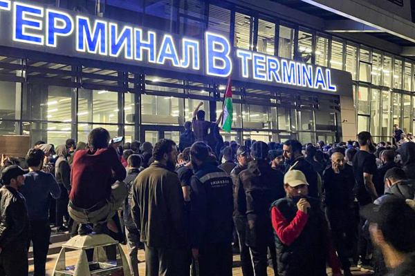இஸ்ரேஸ் விமானத்தால் ரஸ்ய விமானநிலையத்தில் பரபரப்பு! | Israys Flight Caused Excitement Russian Airport