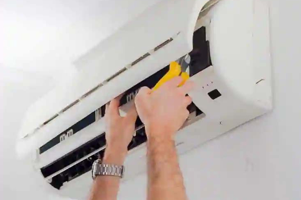 ஏசி-யிலிருந்து இறந்து கீழே விழுந்த எலி: பழுது பார்க்க முயன்றவர் பரிதாப பலி! ஏசி வைத்திருப்பவர்களே ஜாக்கிரதை | Ac Rat Death Snake Bite Man Death Ac Maintenance