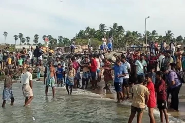 ராமேஸ்வரம் அருகே மர்மப் பொருள் மிதந்து வந்ததால் பரபரப்பு (படங்கள்)